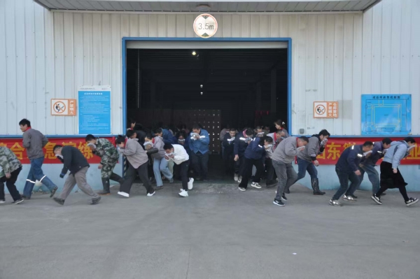 微山湖酒業公司開展火災逃生應急演練